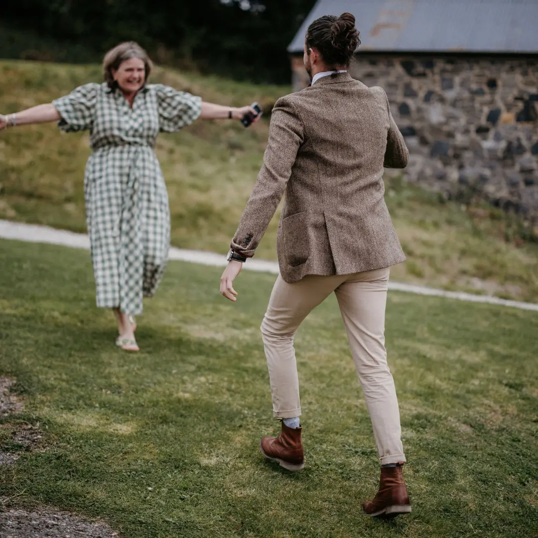 experience The experience of joy between Fan and the groom about to embrace
